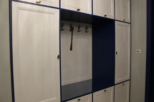 Обустройство просторной прихожей.