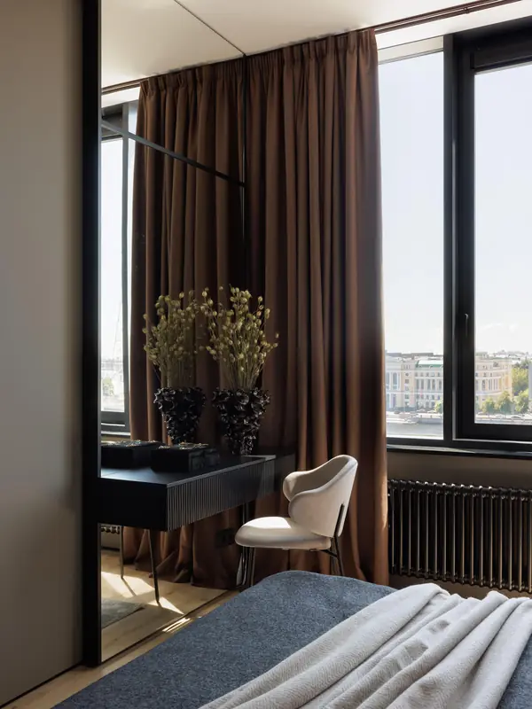 Современная квартира с бордовыми акцентами в ЖК "Притяжение" - 146 м2