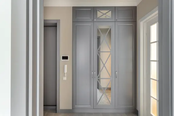 Встроенный шкаф в прихожую