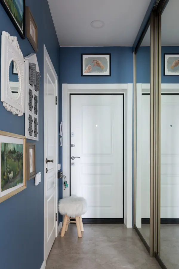 Коридор 5 кв.м с картинами на стенах.