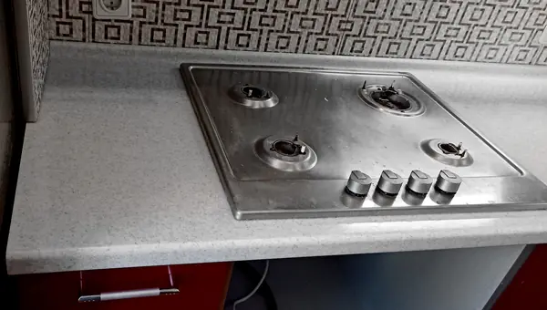 Серая кухонная столешница из искусственного камня Staron