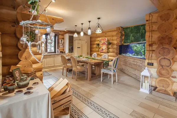 Интерьер кухни в бревенчатом доме