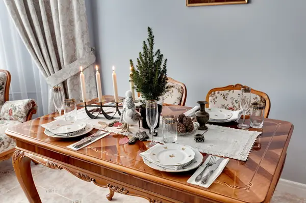 Кухня с лавандовыми стенами