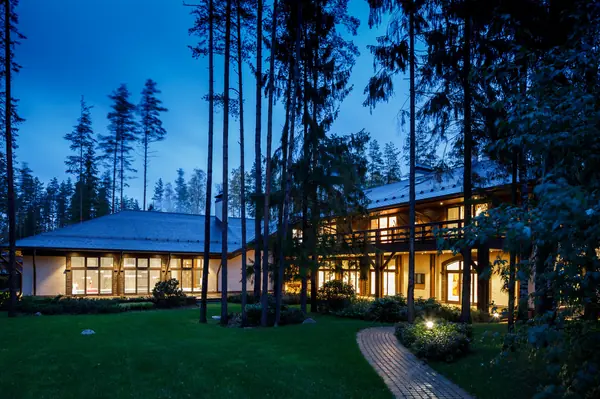 ЗАГОРОДНЫЙ ДОМ В ЗАПАДНОЙ ЛИЦЕ