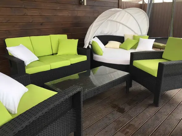 Оснащение зоны отдыха у бассейна