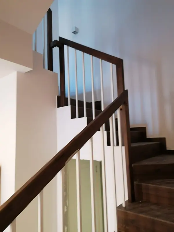 три лестницы  с металлическим ограждением