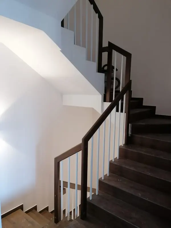 три лестницы  с металлическим ограждением