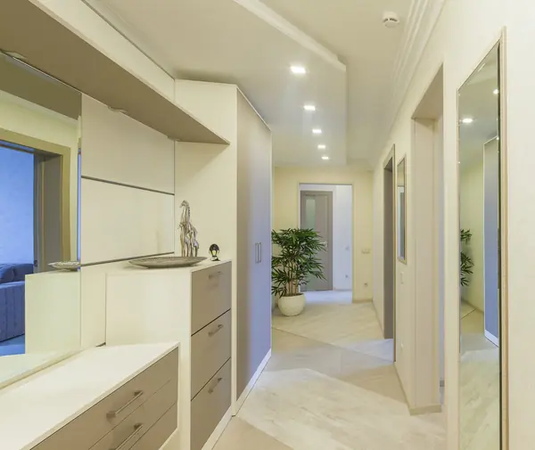 Современная квартира в светлых тонах