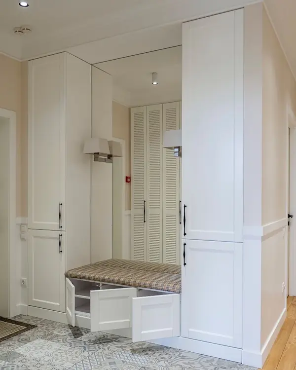 Белая прихожая в стиле неоклассика.