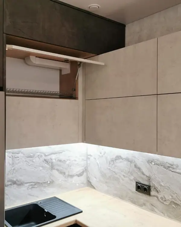 Угловая кухня белого молочного и темно-коричневого цвета с барной стойкой