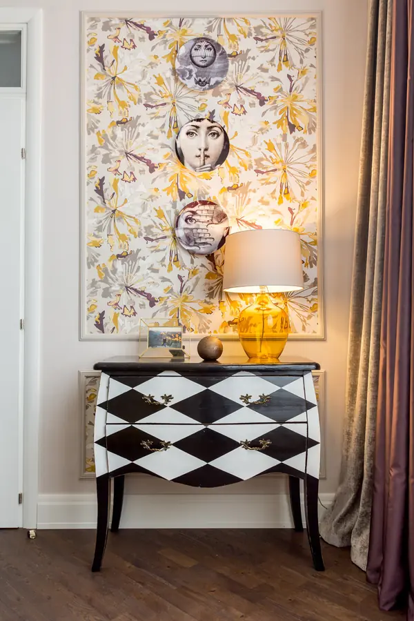 Белое, черное и яркие тона - реализованный проект квартиры в Москве.