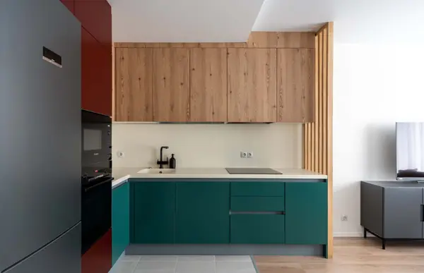 Трехцветный кухонный гарнитур от дизайнера