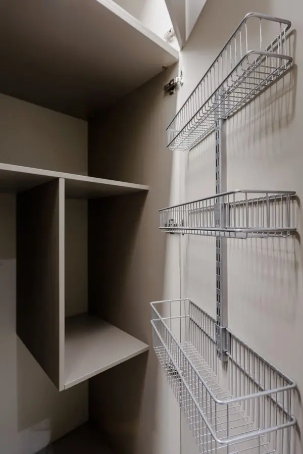 Шкаф в постирочную для стиральной и сушильной машин