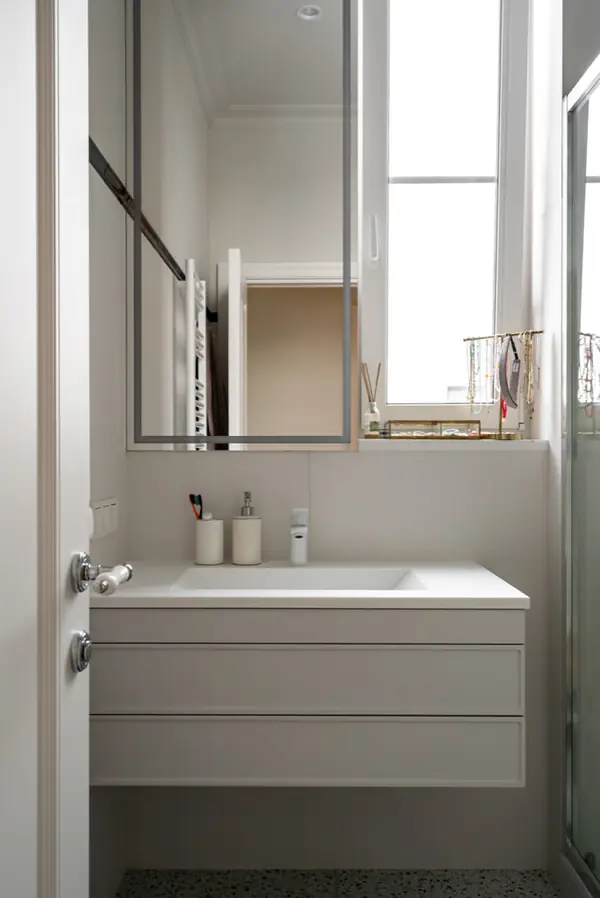 Московская квартира с двумя санузлами и белой кухней