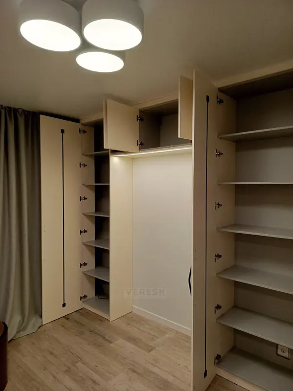 Распашные шкафы