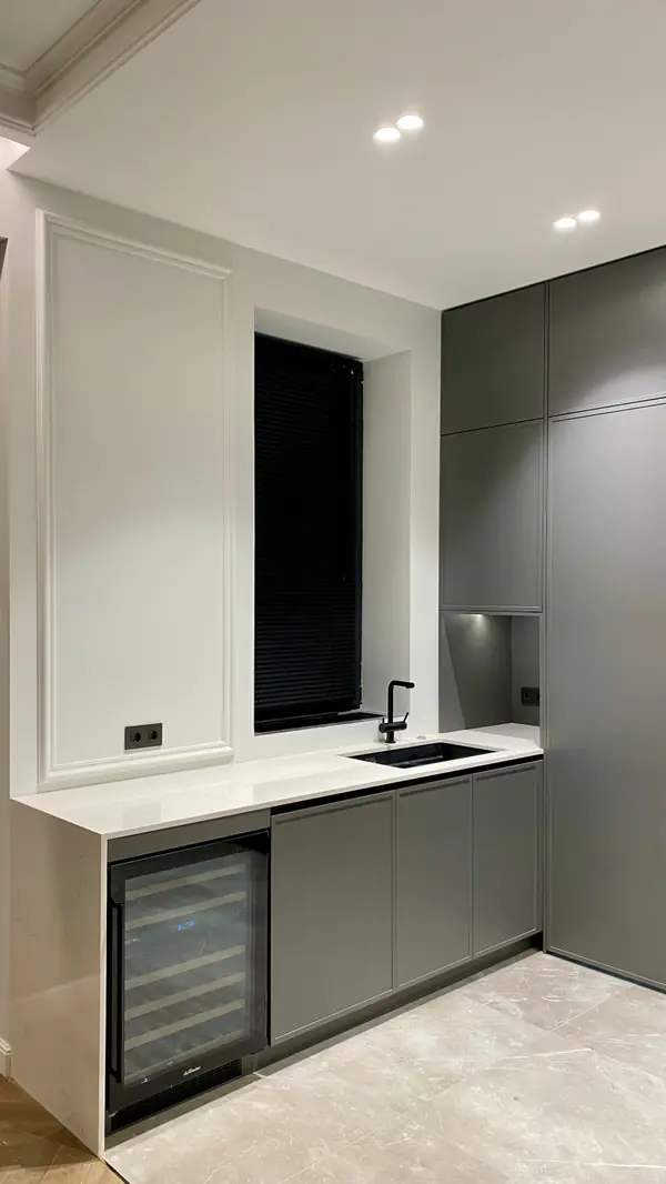 Кухня с кладовой в загородном доме