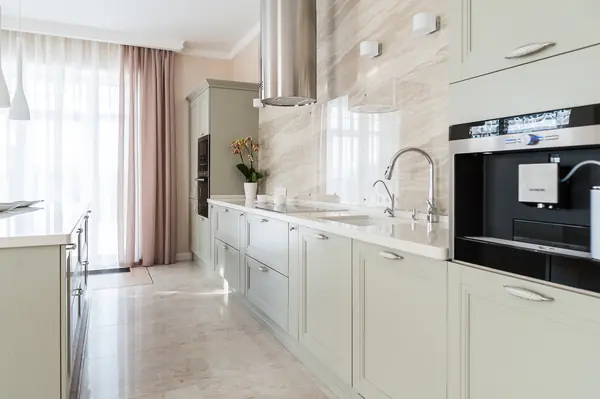 Загородный дом с розовой столовой