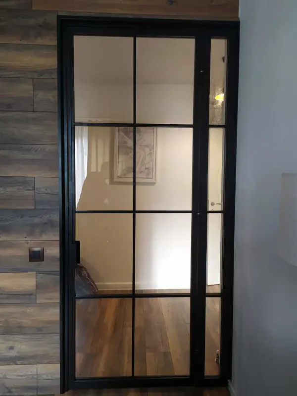 Лофт перегородка с распашной дверью