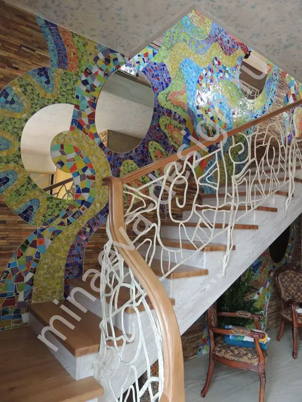 Ручная мозаика в стиле Гауди (25 кв.м), лестничный пролет