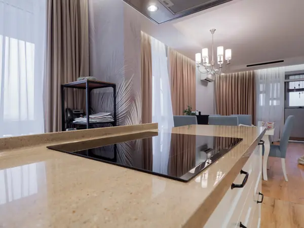 Стильная неоклассическая кухне в белом цвете