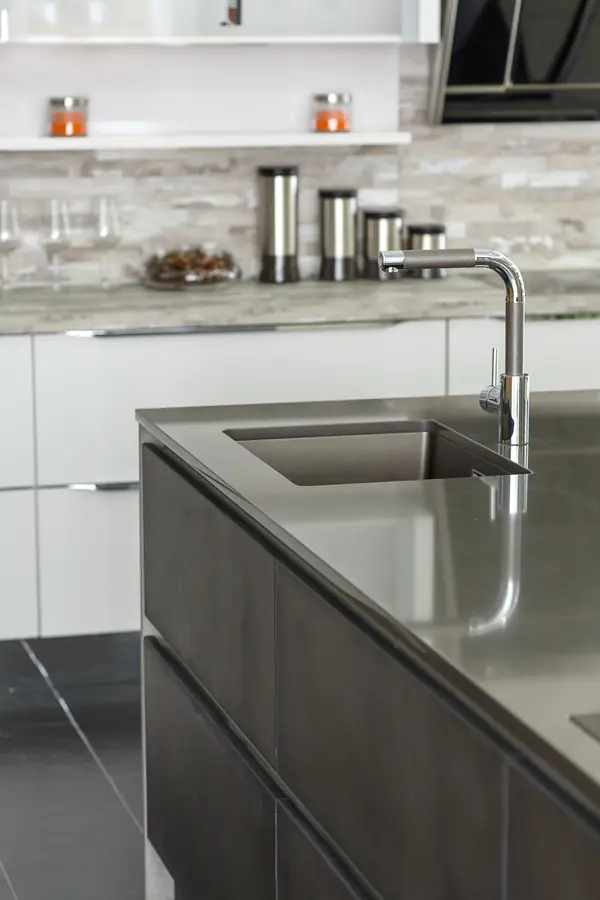 Кухня с серой столешницей из кварцевого камня Quartzforms