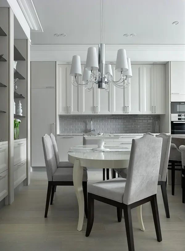 Черно-белая квартира с цветочной спальней