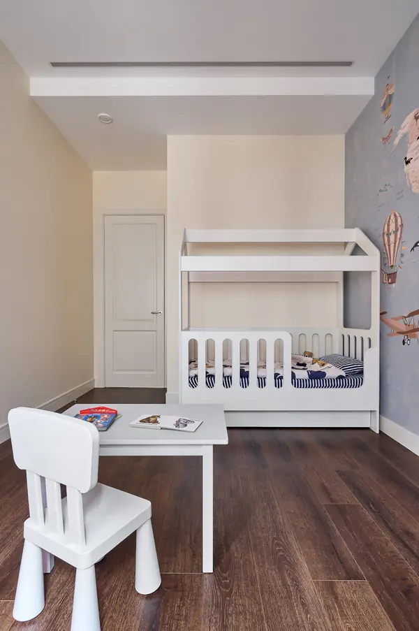 Двери Кантри в светлом интерьере