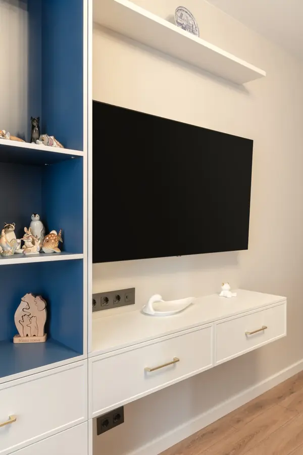 Стеллажи, открытые шкафы, полки с подветкой