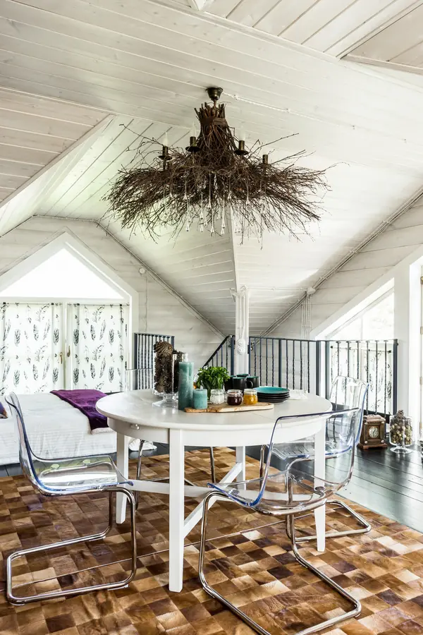 Черно-белая баня с яркими акцентами