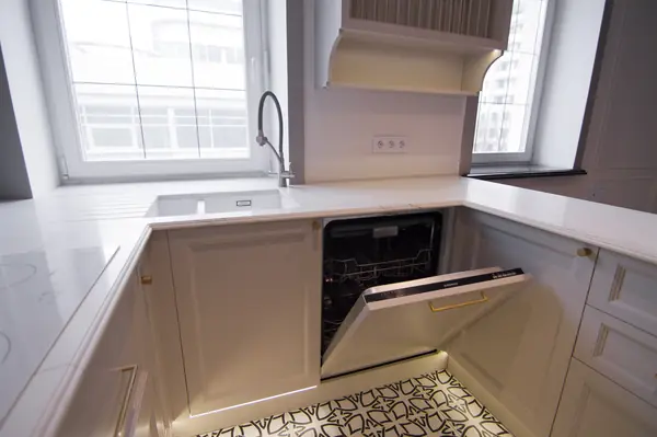 П-образная кухня с барной стойкой в сером цвете