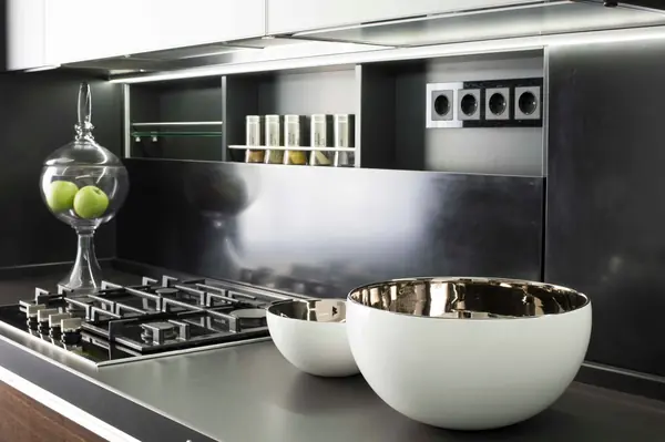 Кухня в темных тонах