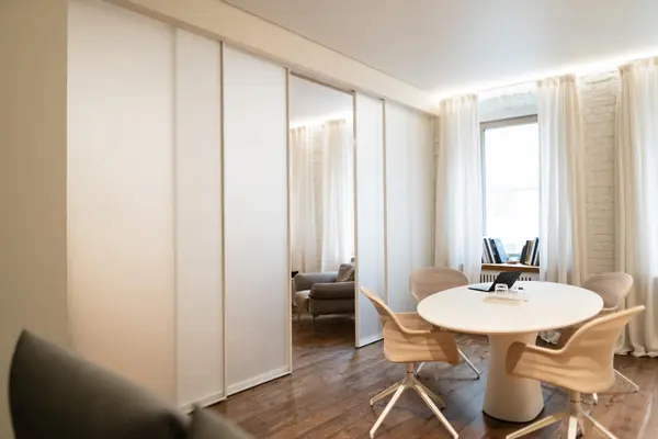 Межкомнатная раздвижная перегородка R1200 raumplus в комнату