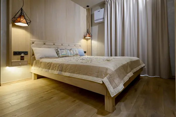 Кровать и панно из массива дуба