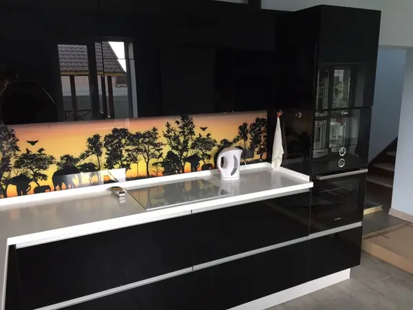 Черная Кухня из стекла1