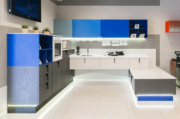 Бело-синяя кухня