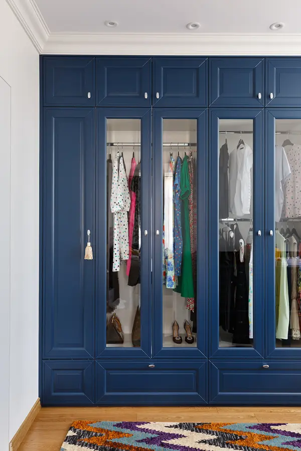 Белая кухня и гардеробная комната в глубоком синем цвете