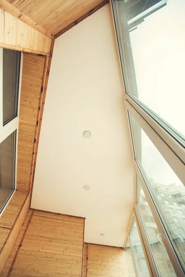 Остекление, утепление и отделка балкона в восточном стиле