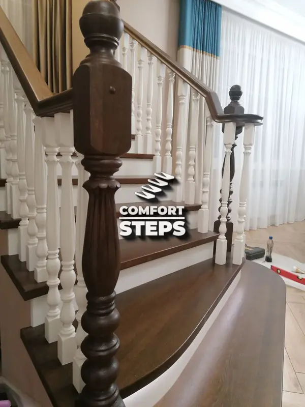 Лестница в шпоне дуба с радиусными поручнями и подсветкой