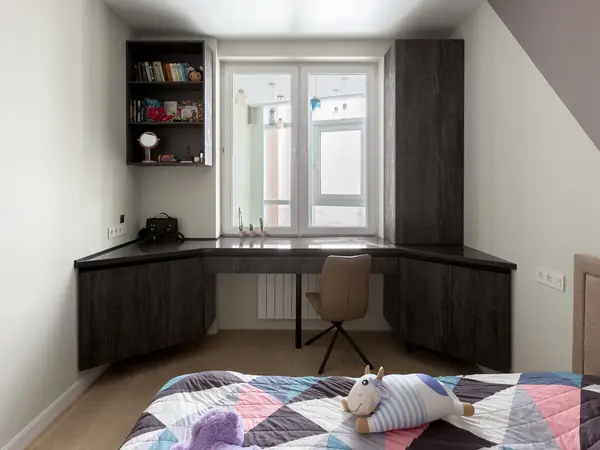 Рабочее место под подоконник в детской в ЖК Маяк