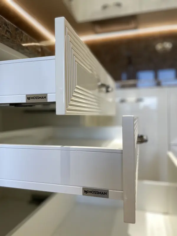 Элегантный кухонный гарнитур RIO в нежном цвете Зефир