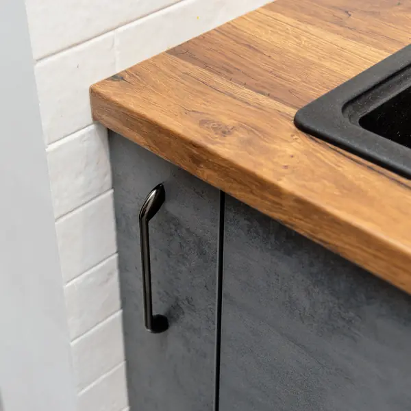 Кухня под бетон с оригинальной барной стойкой