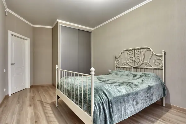 Дуплекс в трех уровнях и чёрно-белых тонах.