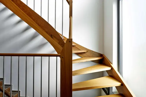 Классическая лестница из африканской породы Амазаку