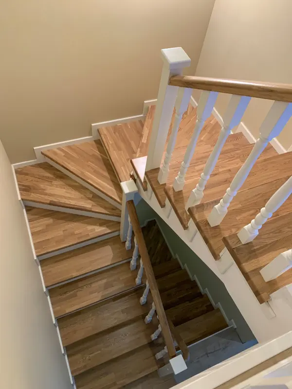 Обшивка бетонной лестницы дубом в таунхаусе ЖК Каскад Парк