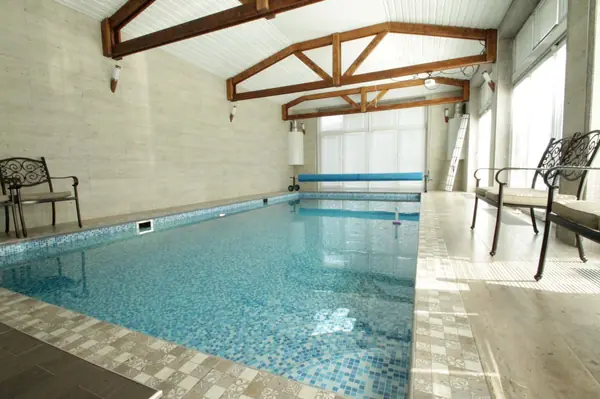 Бассейн 8х4х1.2-1.7 в банном комплексе