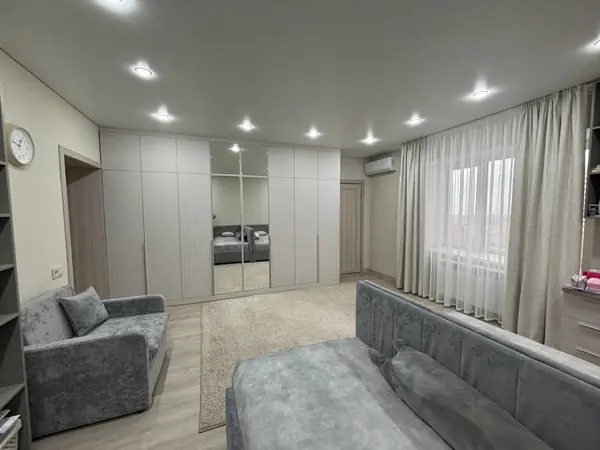 Детская для девочек в современном стиле с серыми кроватями.