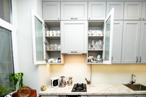 Светло-серая кухня в классическом стиле