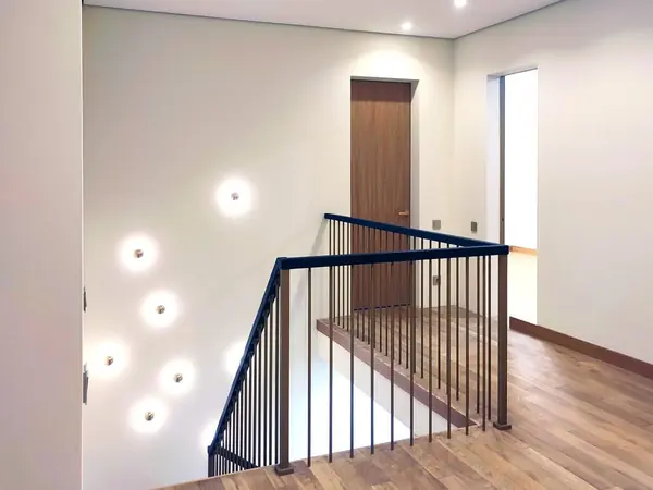 Консольная лестница со ступенями из дуба