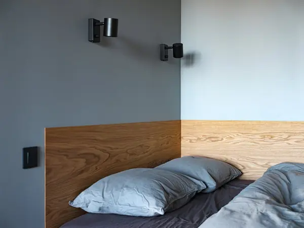 Квартира-студия с черным потолком в стиле лофт