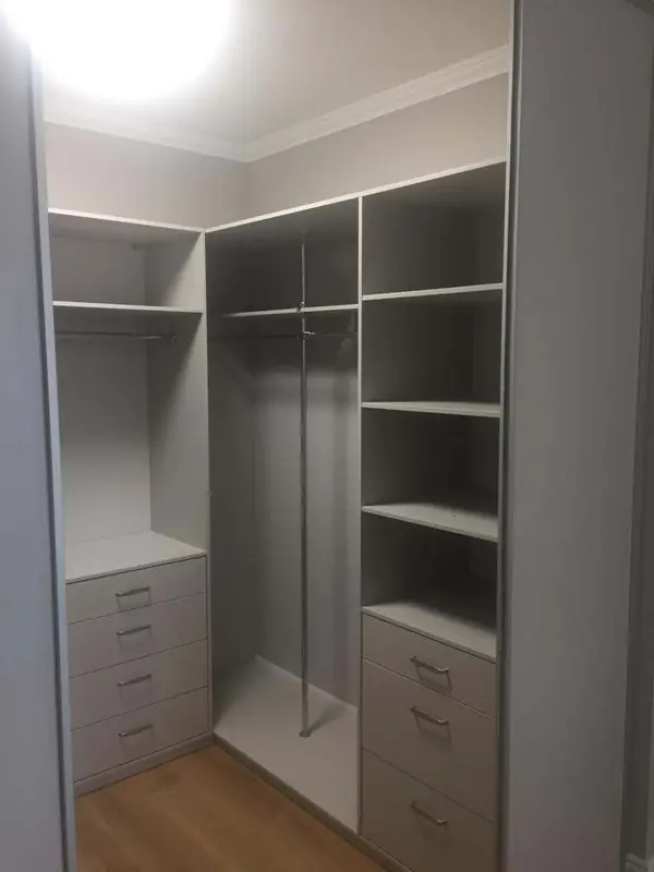 Гардеробная с системой дверей AIR Raumplus с верхним подвесом